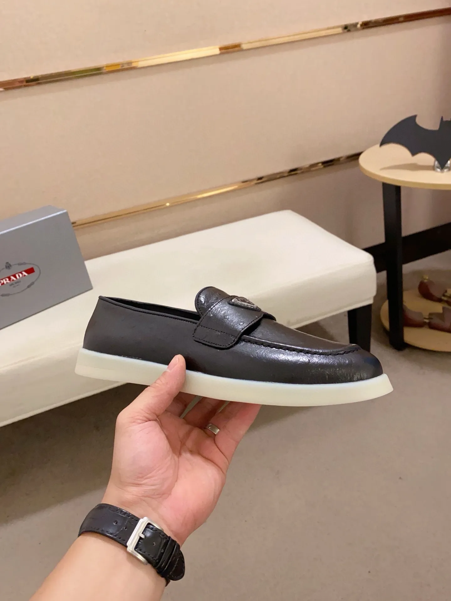 Men's shoes 💰 580💰 ✔️✔️✔️High-quality new PRADA counters are launched at the same time. The new men's shoes and 😘fabrics are selected from high-silk bald cowhide and are made by pure handicrafts. Lining: Full cowhide lining. 👍🏿 High-end ☄️ air-cushion molded anti-slip rubber outsole, exquisite lines, simple and elegant, comfortable and high-end for leisure travel. Code number: 38 to 44 (45 can be customized)